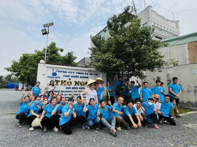 Công nhân xưởng Thỏ Ngọc may thú bông