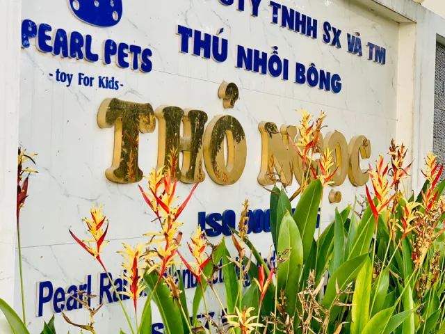 Công nhân xưởng Thỏ Ngọc may thú bông