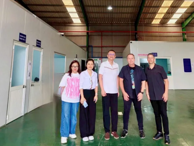 Công nhân xưởng Thỏ Ngọc may thú bông