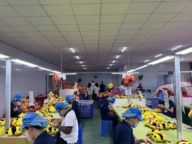 Công nhân xưởng Thỏ Ngọc may thú bông