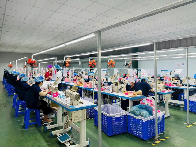 Công nhân xưởng Thỏ Ngọc may thú bông