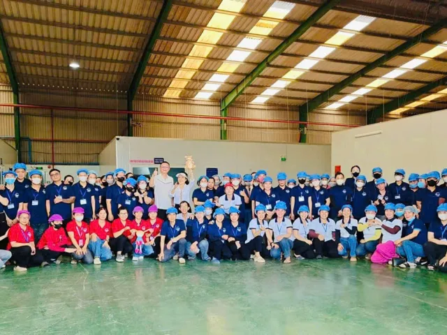 Công nhân xưởng Thỏ Ngọc may thú bông