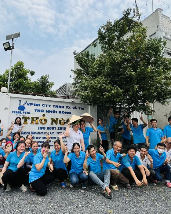 Công nhân xưởng Thỏ Ngọc may thú bông