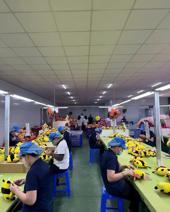 Công nhân xưởng Thỏ Ngọc may thú bông