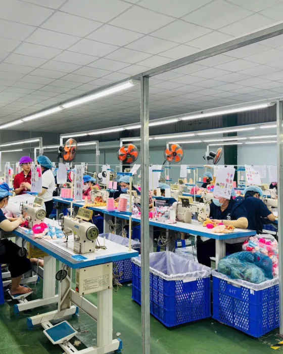 Công nhân xưởng Thỏ Ngọc may thú bông