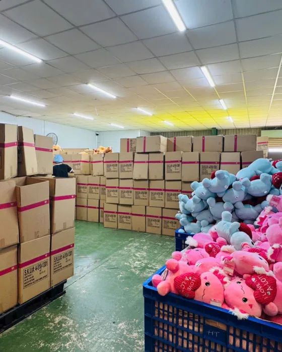 Công nhân xưởng Thỏ Ngọc may thú bông