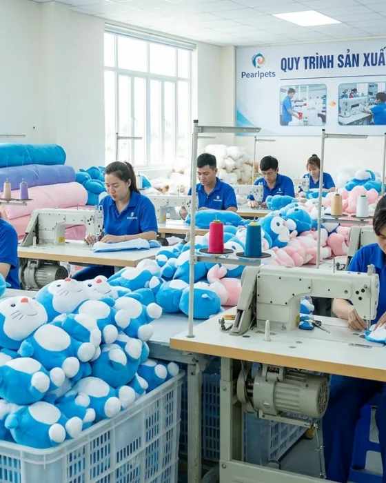 Công nhân xưởng Thỏ Ngọc may thú bông